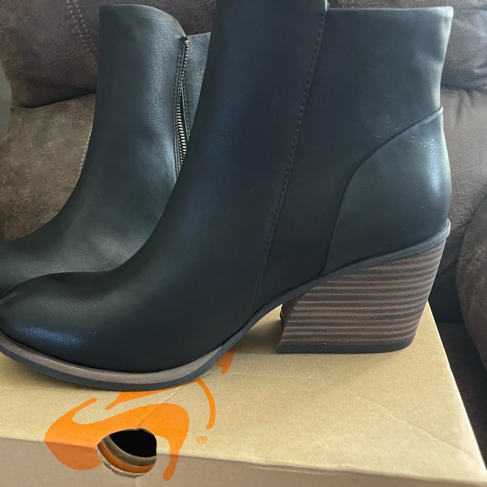 NWT Korks Black bootie